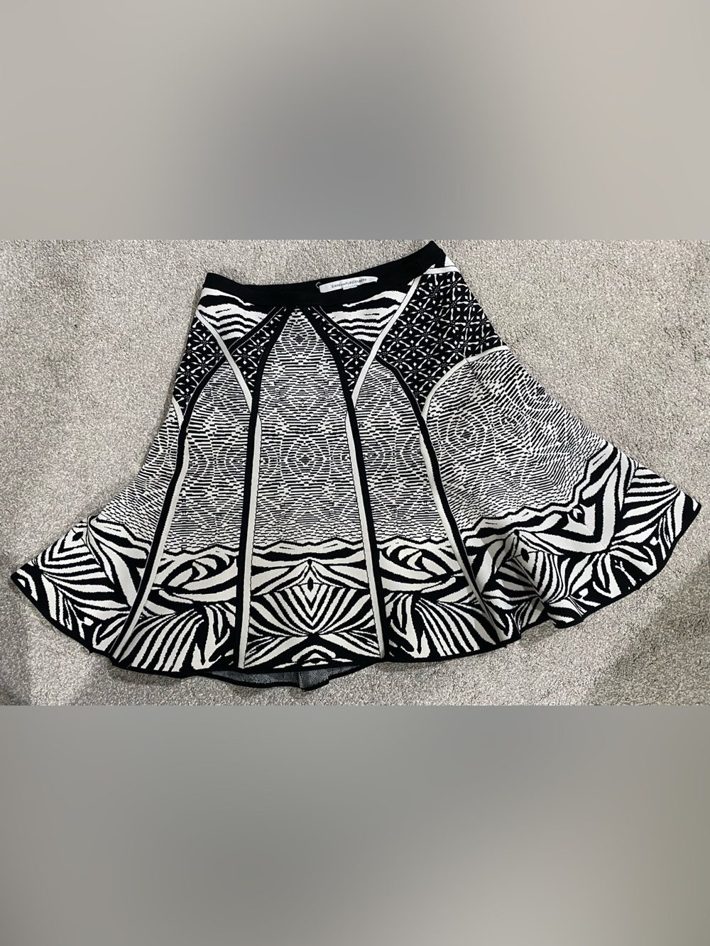 Diane Von Furstenberg Samara Zebra Tattoo knit Flare Skirt Size Medium
